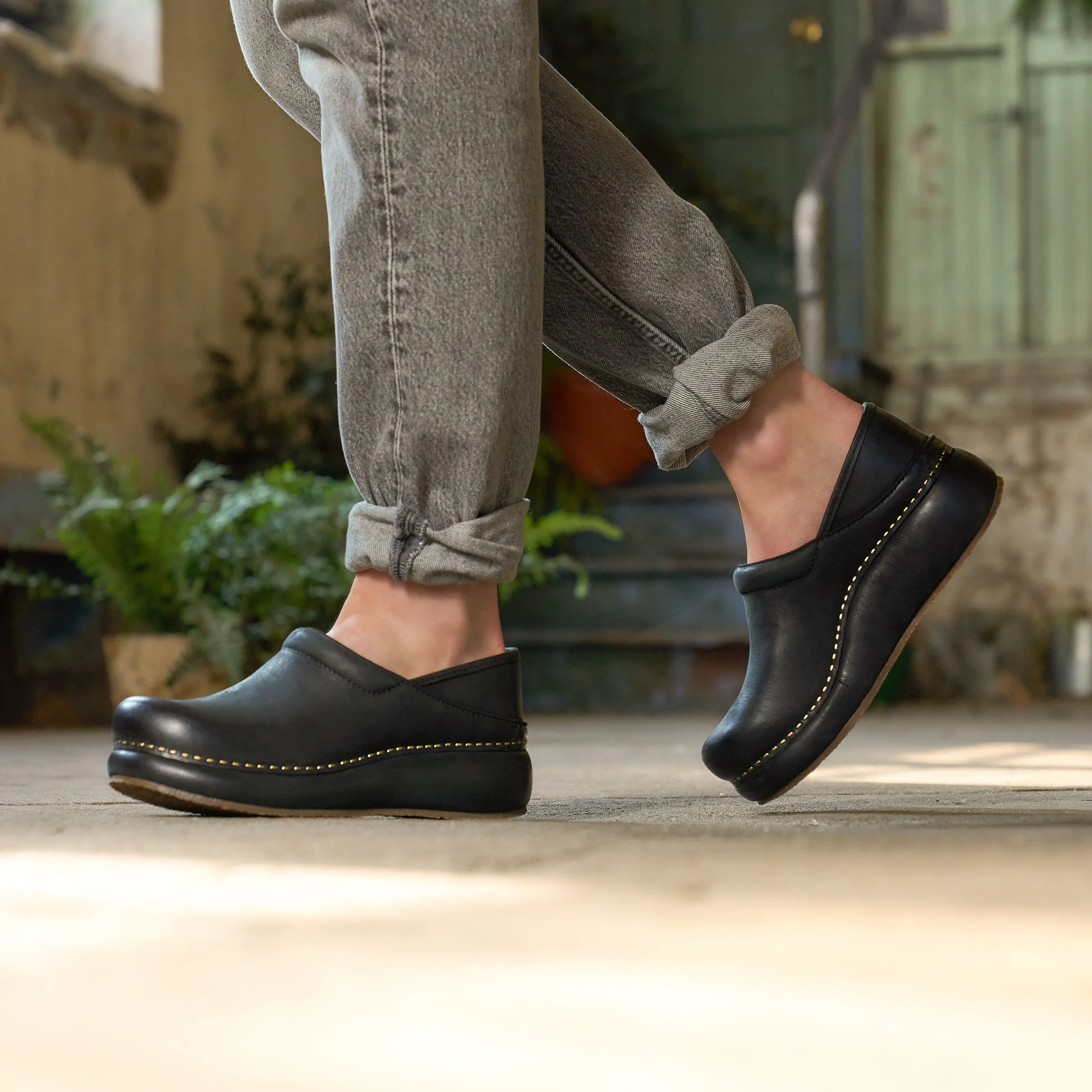 Platform Pro Black Burnished Nubuck Dansko