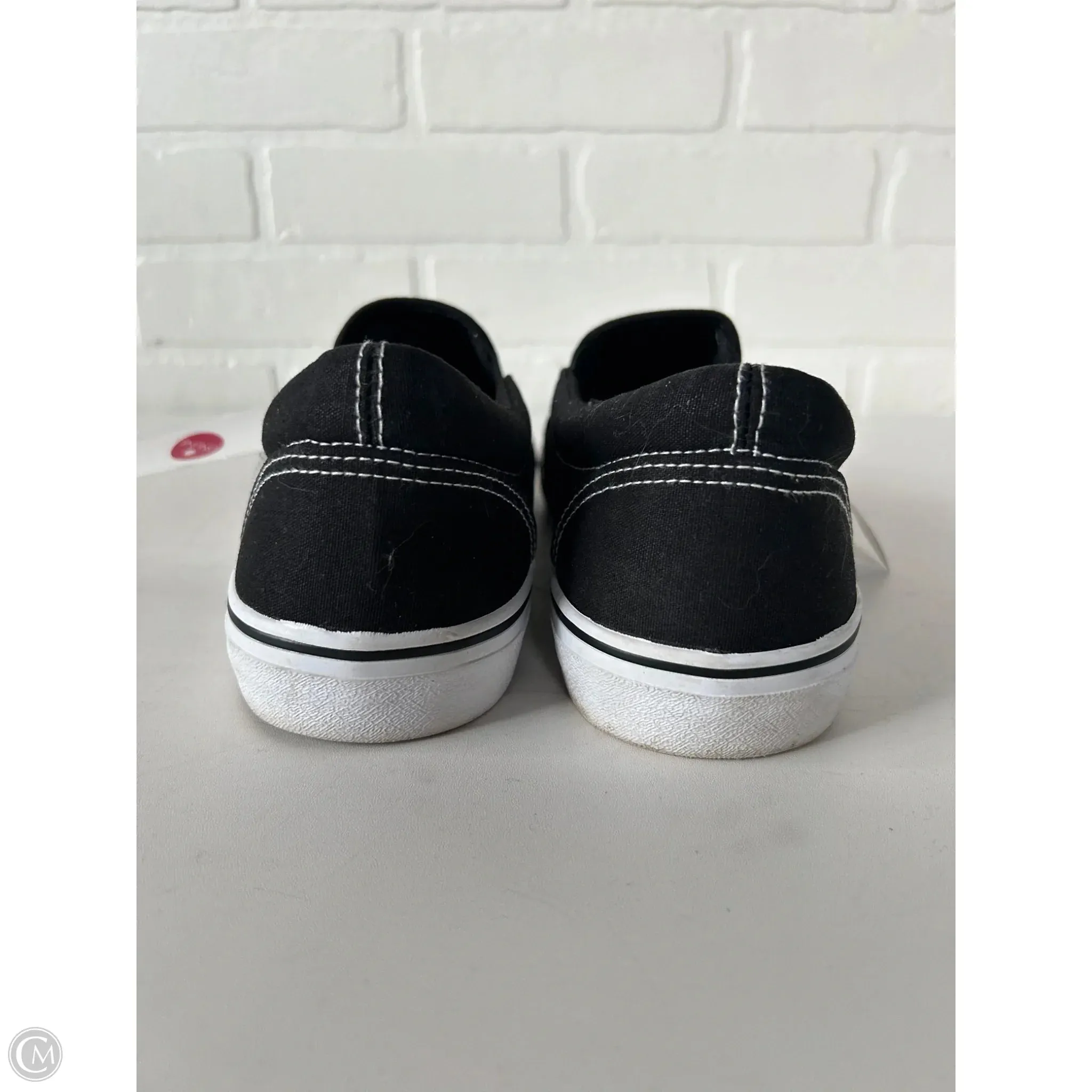 Shoes Sneakers By Clothes Mentor In Black & White, Size: 9.5
