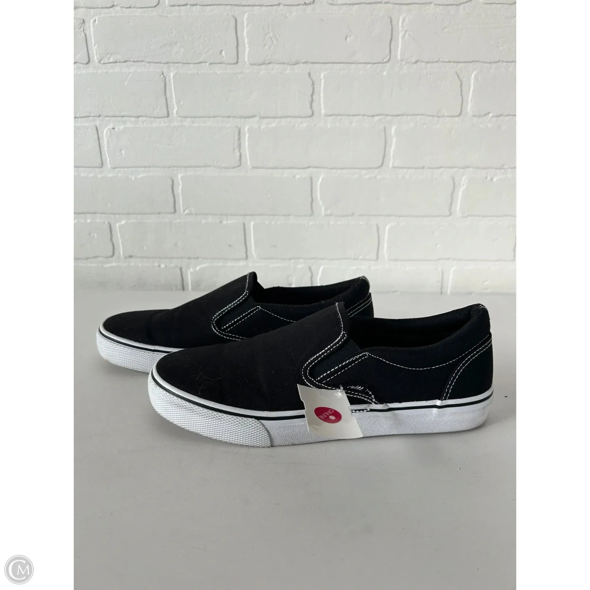 Shoes Sneakers By Clothes Mentor In Black & White, Size: 9.5