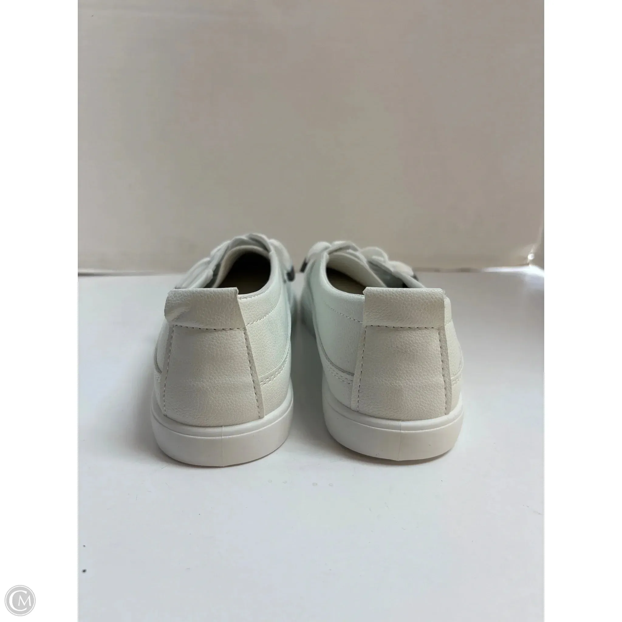 Shoes Sneakers By Clothes Mentor In White, Size: 10.5