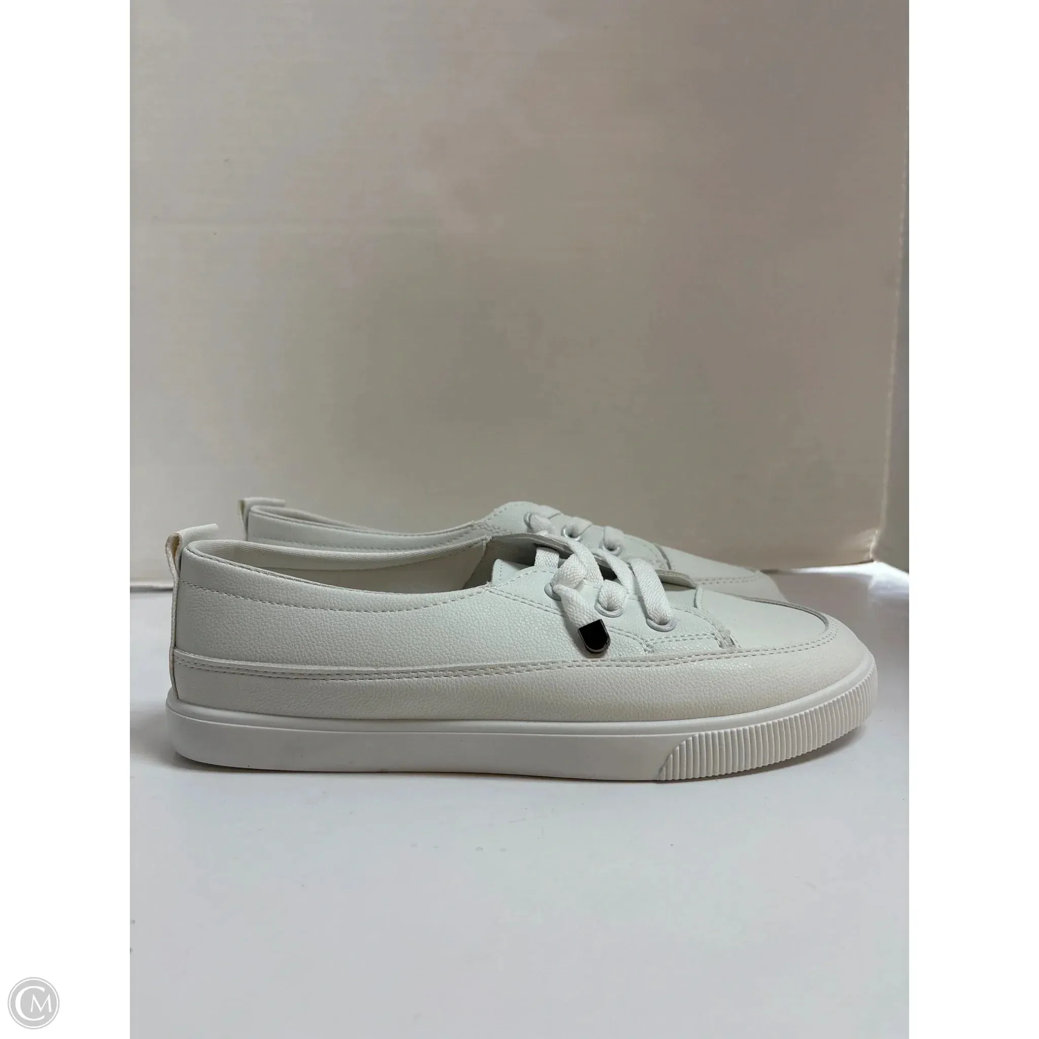 Shoes Sneakers By Clothes Mentor In White, Size: 10.5